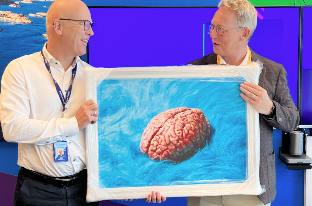 To menn holder et bilde av en hjerne