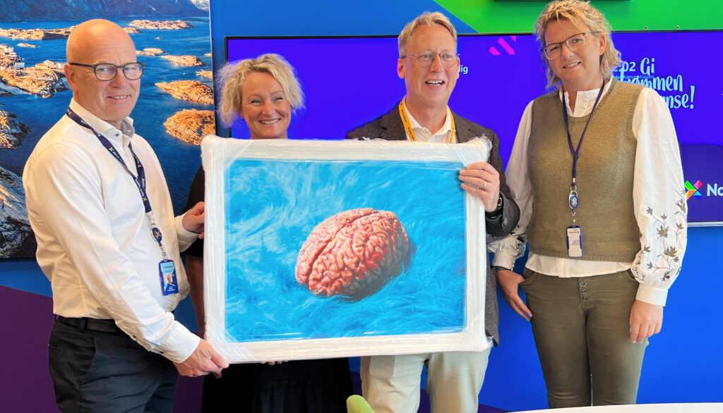 To menn og to damer holder et bilde av en hjerne